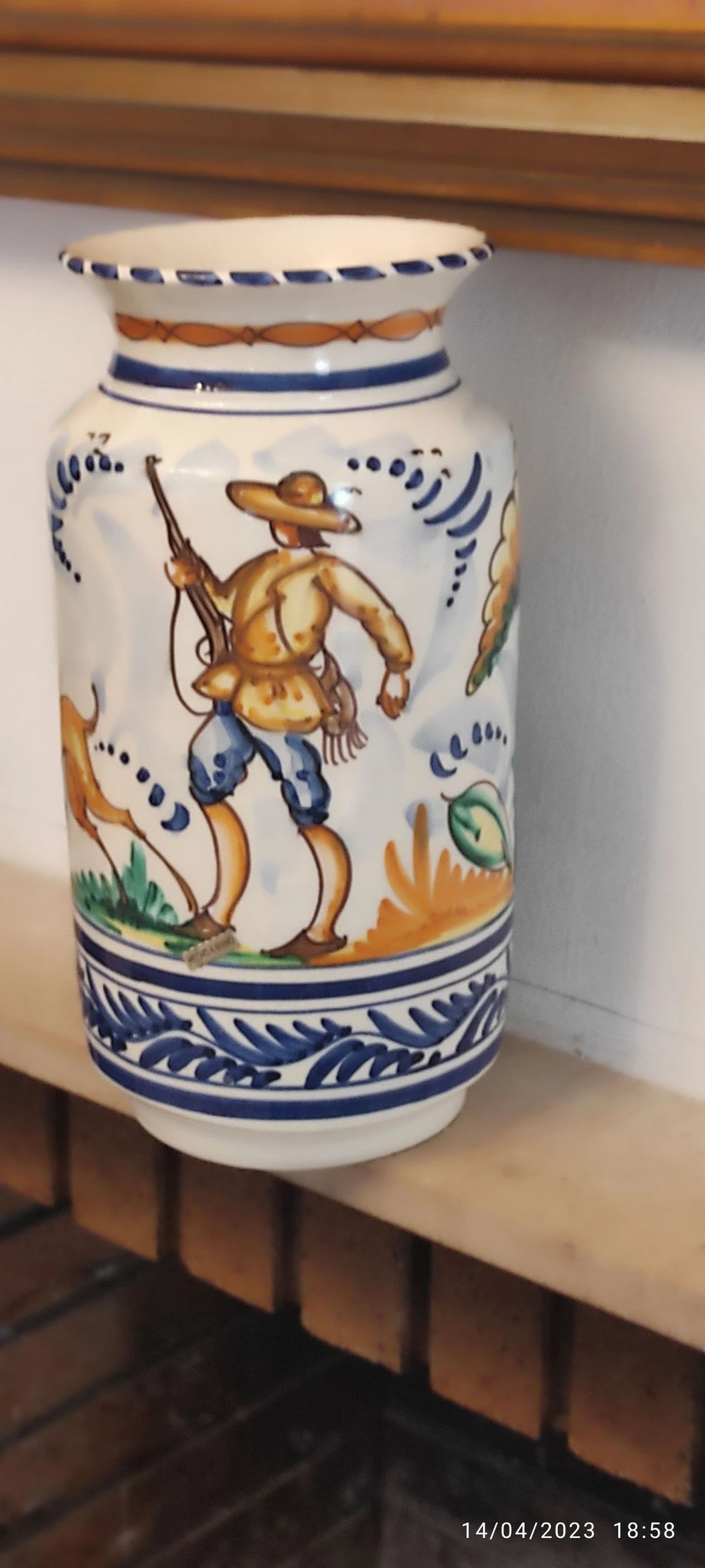 Jarron florero ceramica sevillana caza